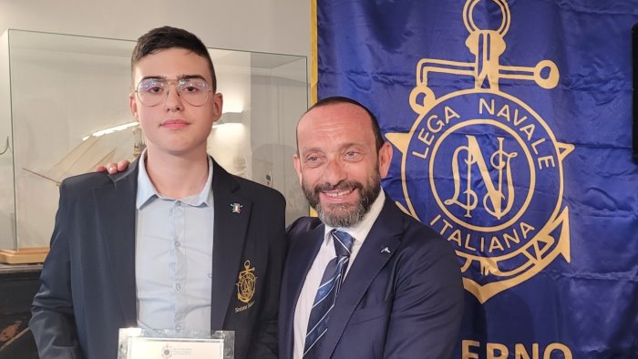 canottaggio la lega navale di salerno premia il canottiere luigi moffa