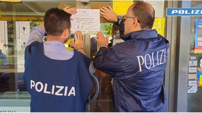 lite davanti ad un bar del centro la polizia chiude il locale