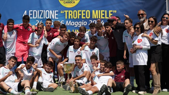 salernitana l under 14 trionfa al trofeo miele battuto il napoli in finale