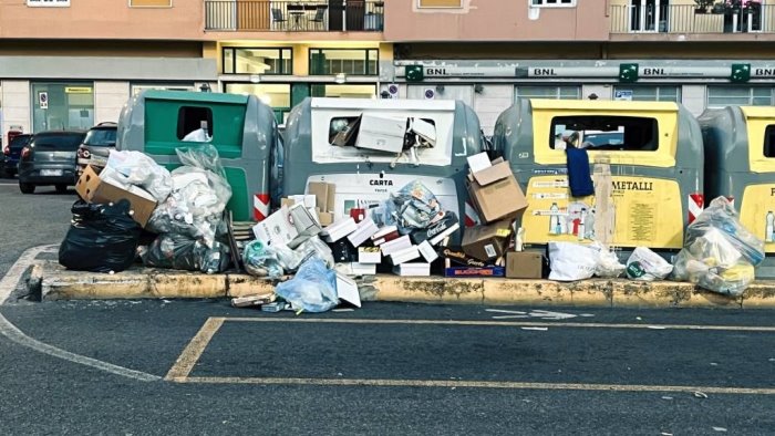 napoli piazza degli artisti cassonetti sulla carreggiata