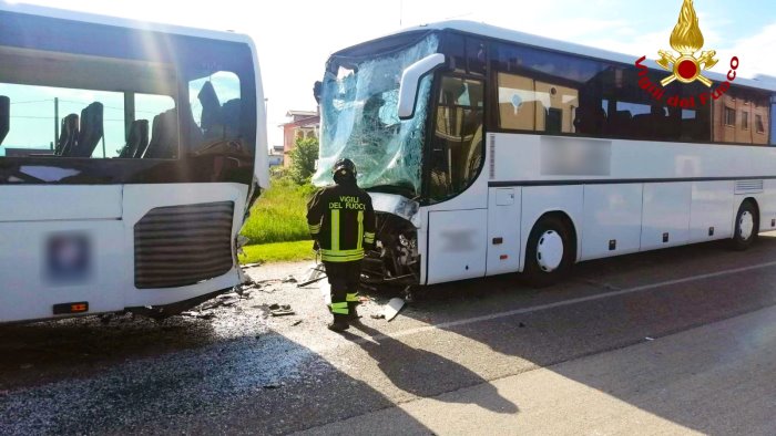 incidente tra 2 bus nell avellinese operati studente 18enne e autista