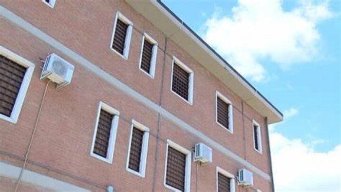 tenta l evasione dal carcere di avellino bloccato dagli agenti penitenziari