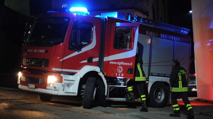 travi e doghe in legno in fiamme in un locale a telese terme