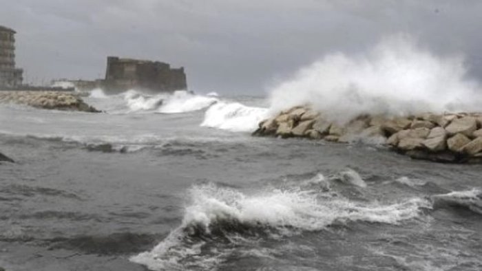 maltempo in campania collegamenti difficili con le isole per il forte vento