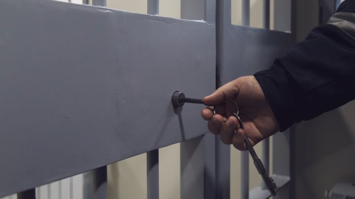 carcere beccaria revocata sospensione da servizio per agente di origini caudine