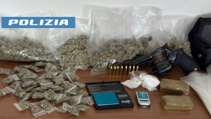 napoli rione villa sequestrato circa un chilo di droga