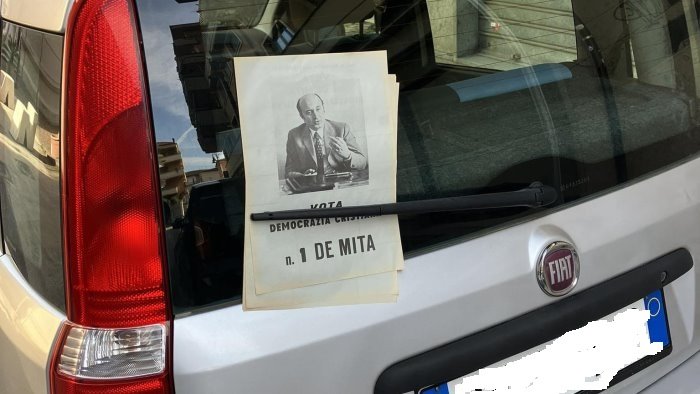 spuntano vecchi manifesti elettorali di ciriaco de mita curiosita ad avellino