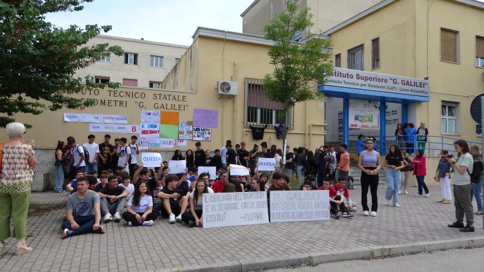 trasferimento galilei vetrone protestano studenti non e giusto mandare via noi