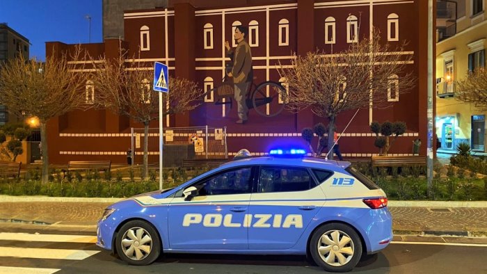 strattonata in strada e rapinata della borsetta arresto lampo della polizia