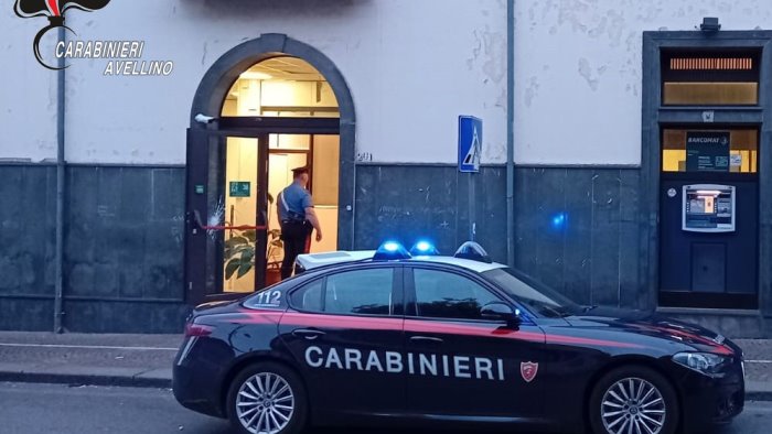 colpo nella notte alla bper banca ladri in fuga con il bottino