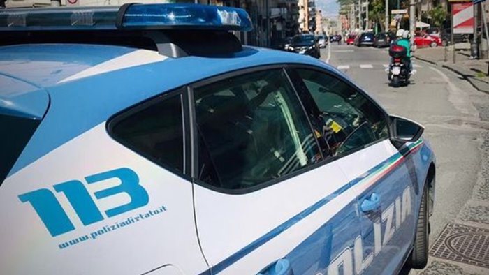 in tre rubano uno scooter e tentano la fuga raggiunti e arrestati