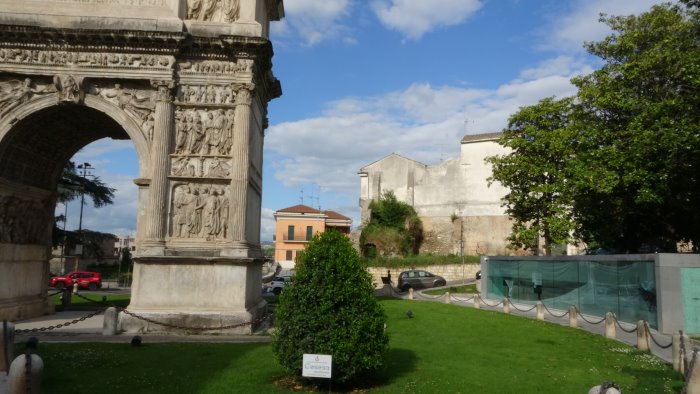 arco di traiano danneggiato pannello multimediale del lapidarium foto