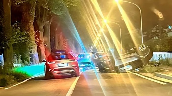 incidente nella notte auto si ribalta paura a monteforte irpino