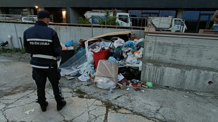 rifiuti in centro controlli rafforzati contro il degrado