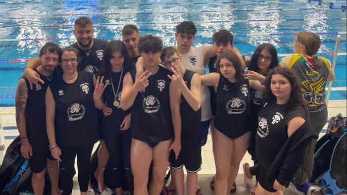 asd sparta tredici medaglie d oro e due di bronzo al criterium di nuoto pinnato