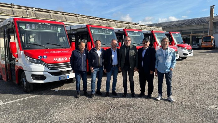 air campania consegnati altri 10 nuovi bus iveco a metano