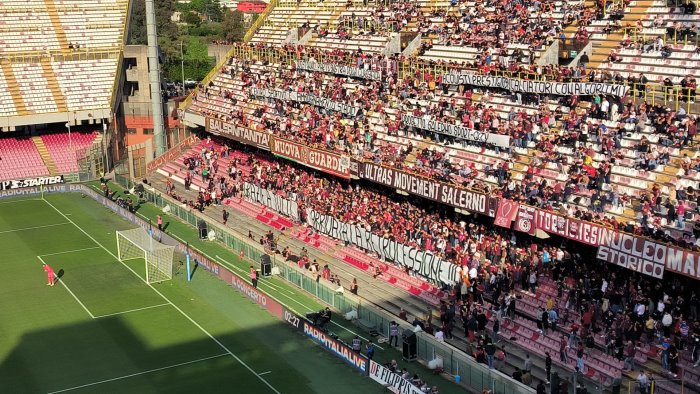 salernitana atalanta dalla curva sud siberiano striscioni contro la societa