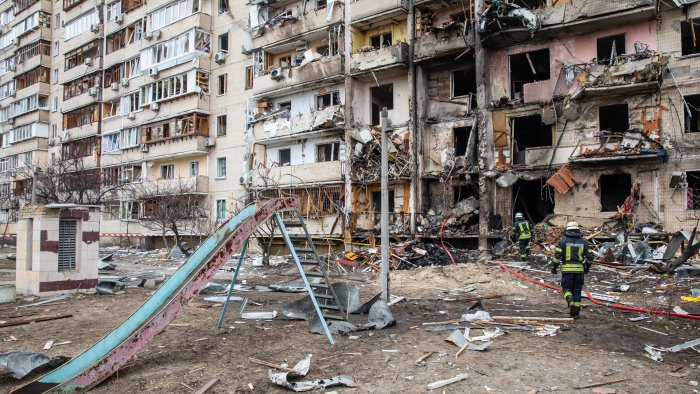 ucraina il fronte sta cedendo la russia martella con furiosi bombardamenti