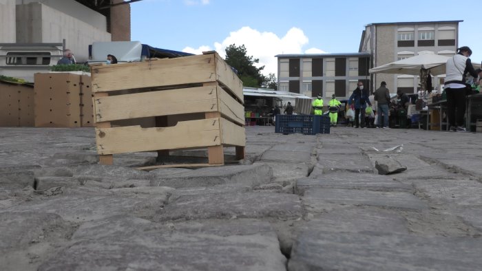 pavimentazione a rischio al calvario cade una donna