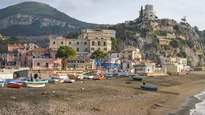 caos in arenile il sindaco di vietri chiude le spiagge libere