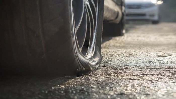 pneumatici forati a 7 auto nel mirino i cercatori di funghi