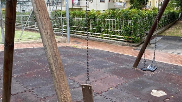 vandali a bellizzi distrutto il parco giochi di rione parisi