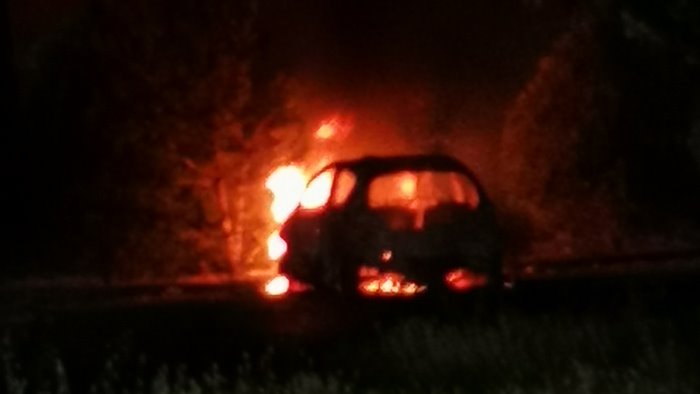 auto in fiamme nella notte davanti al cimitero