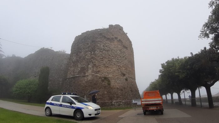 pietra vola da una torre del castello transennato