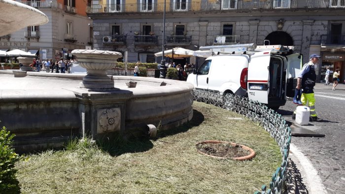 napoli danni alla fontana monumentale del carciofo