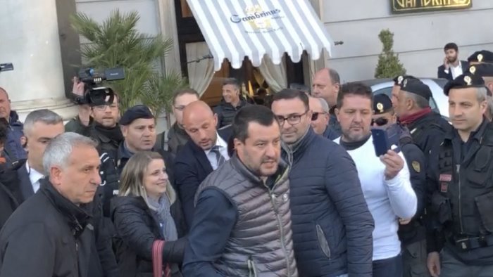 salvini de luca invece di insultarmi apra gli ospedali