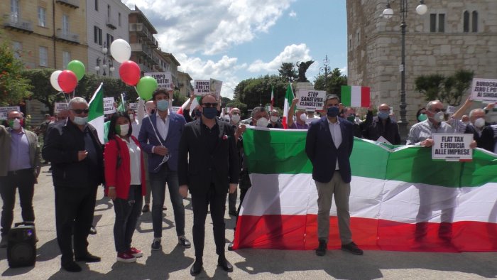 centrodestra in piazza governo strabico con partite iva video