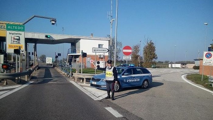 lascia l auto in autostrada e scappa preso 24enne