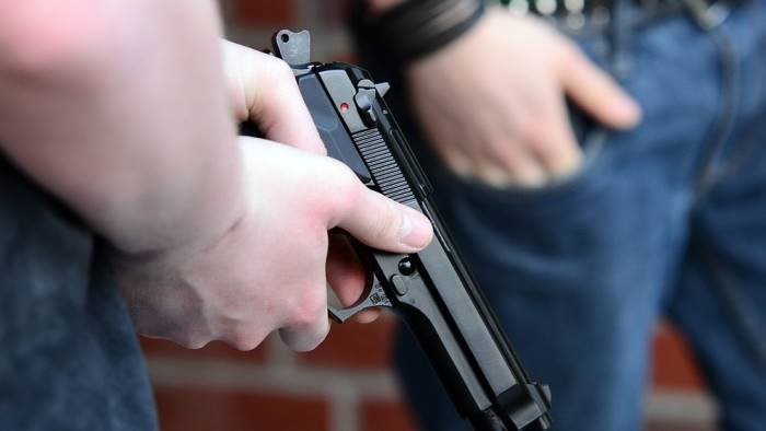 beccati a sparare con una pistola uno dei due e un 14enne