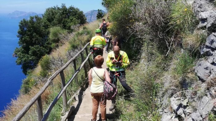 donna accasciata sul sentiero degli dei rifiuta i soccorsi