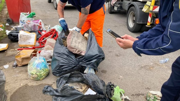 rifiuti in strada a nocera superiore il sindaco farabutti