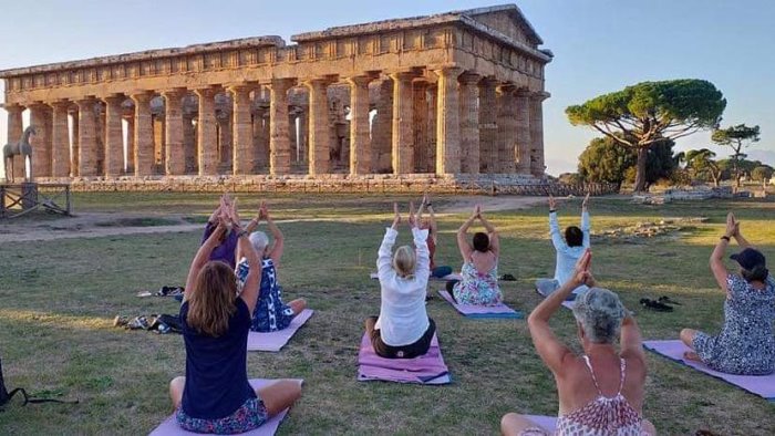 torna lo yoga nella fantastica cornice dei templi di paestum