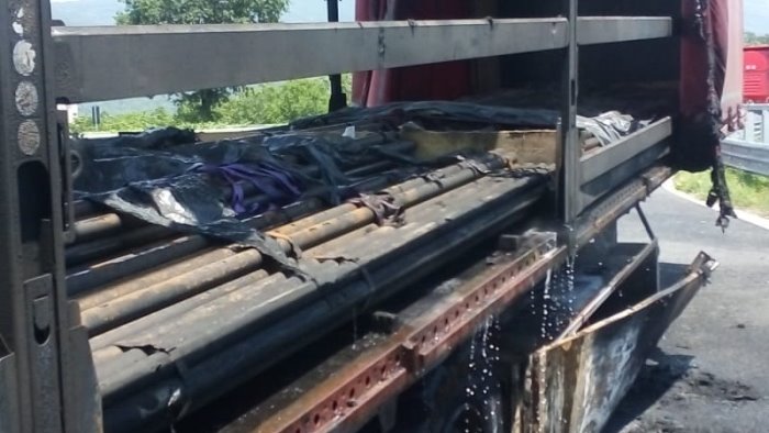 paura in autostrada camion avvolto dalle fiamme