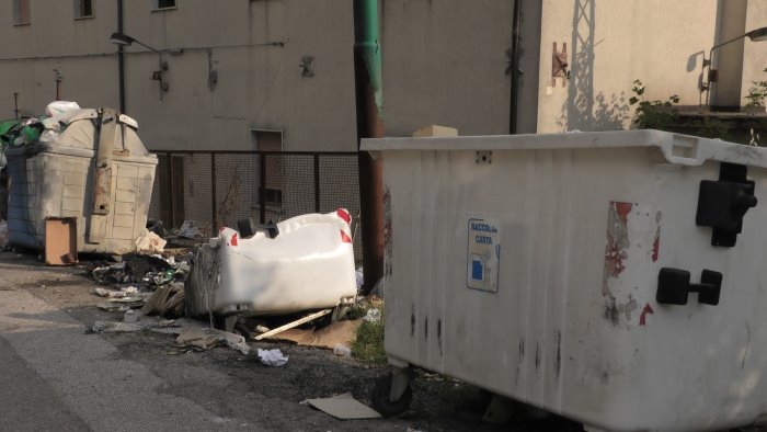 rifiuti il calvario degli abitanti della stazione di ariano