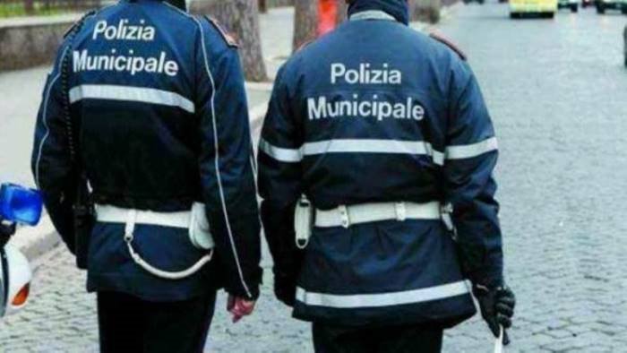 mondragone solidarieta ad agenti polizia municipale