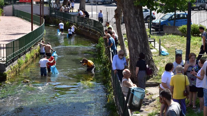 volontari al lavoro sul sarno rimosso un quintale di rifiuti