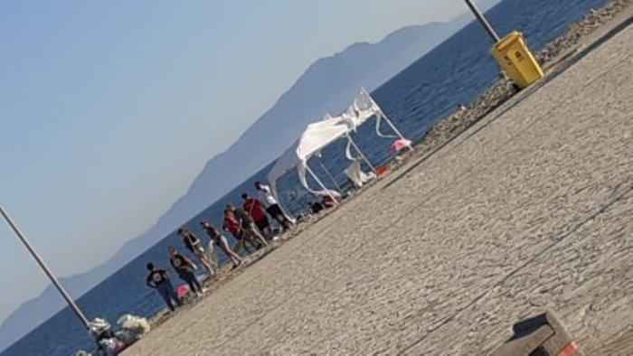 castel volturno associazioni ripuliscono la spiaggia libera