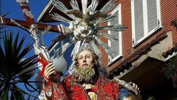 trinita i fedeli statua chiusa in chiesa perche