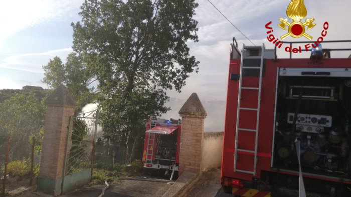 fiamme in un deposito agricolo paura ad ariano