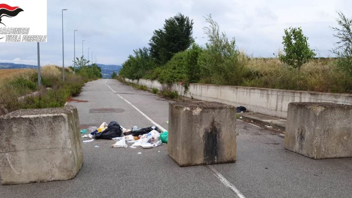 abbandono rifiuti zona asi neanche blocchi fermano incivilta