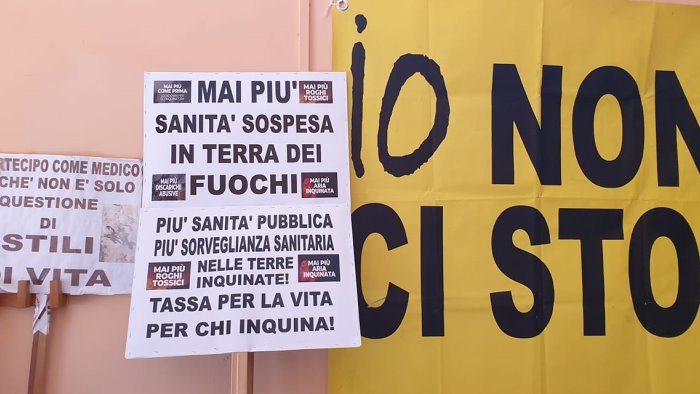 la protesta due milioni di campani vivono sulla monnezza