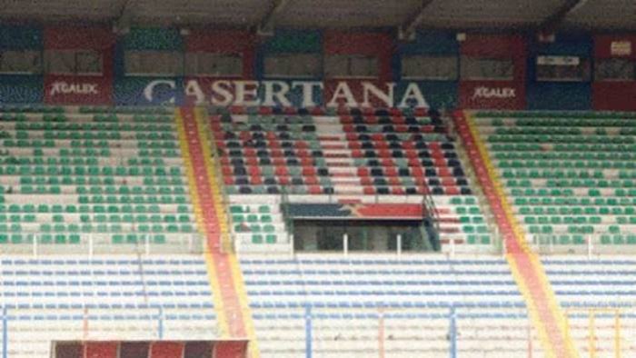 vergogna allo stadio teppisti aggrediscono giornalisti