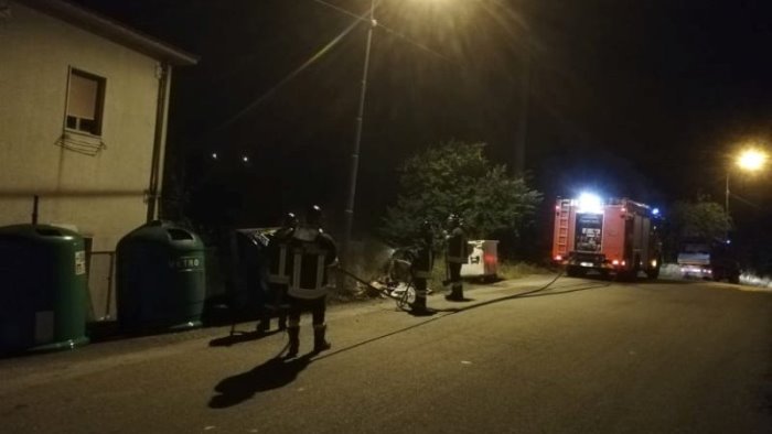 cassonetti in fiamme i vigili del fuoco evitano il peggio