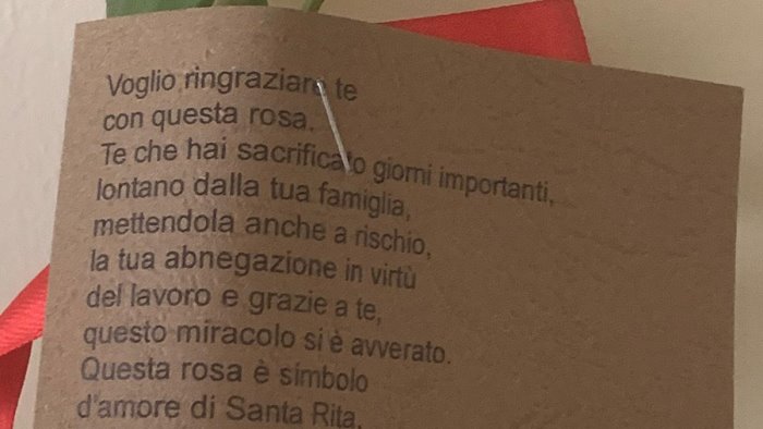 guarito dal covid regala rose ai medici del moscati