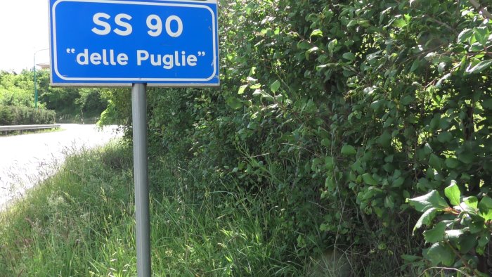 cunette ostruite e strade invase di erbacce ovunque