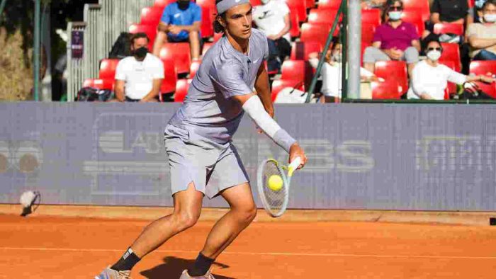 impresa musetti al roland garros avanti sinner fuori sonego